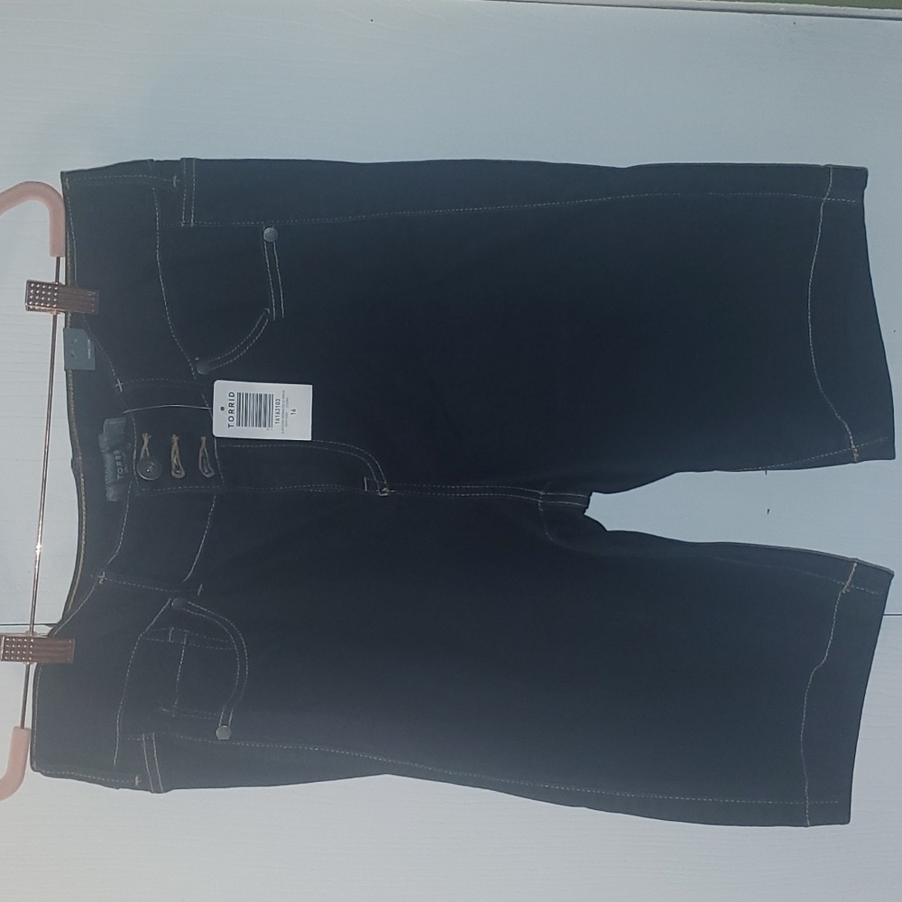 Torrid Brand jegging Bermuda shorts